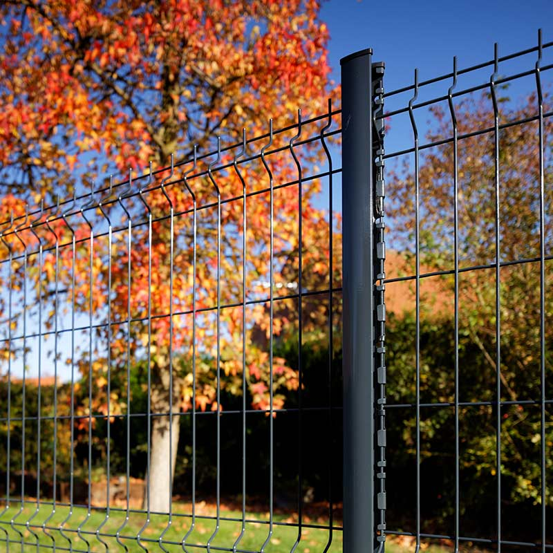 Poteau à encoches pour clôture rigide économique