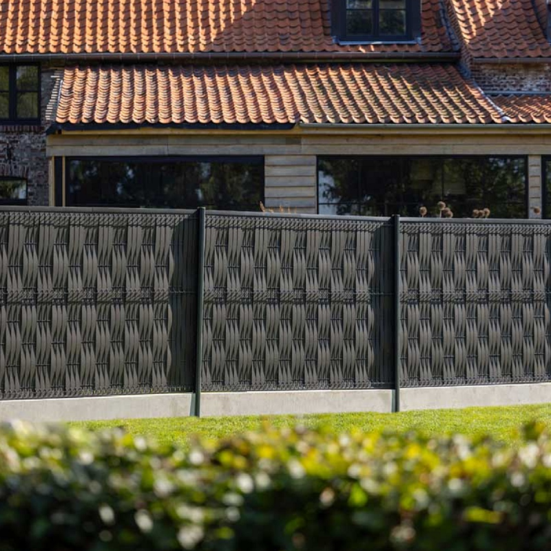 cloture avec lattes d'occultation en composite gris anthracite