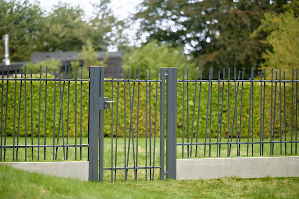 Comment installer un portillon de jardin avec des poteaux à sceller ?