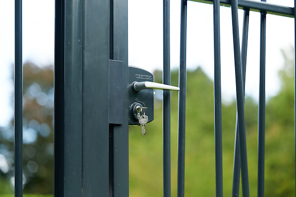Poussant droit ou poussant gauche : comment déterminer le sens d’ouverture d’un portillon ?