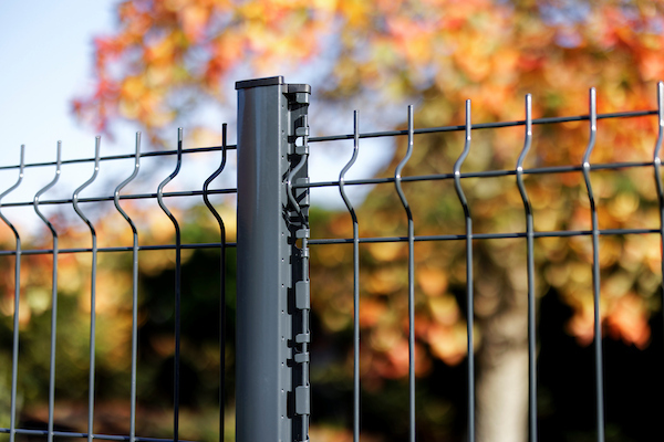 Quel poteau choisir pour un grillage rigide selon la configuration du chantier ?