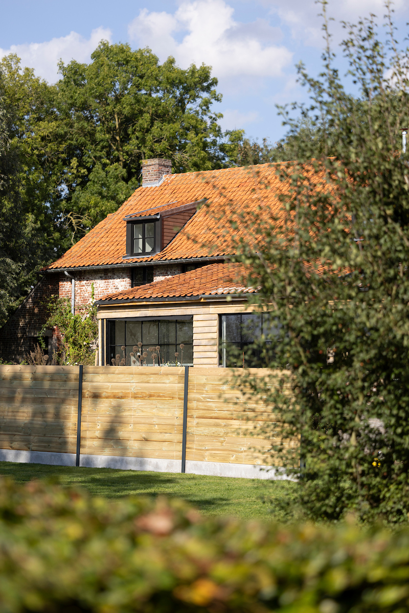 clôture-bois-plein-avec-jardin-et-maison