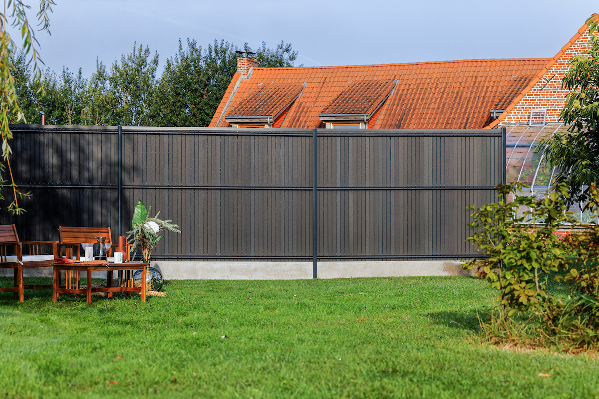 occultation-composite-grillage-rigide-avec-jardin-et-maison