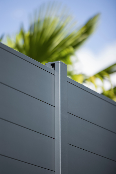 Clôture pleine AXEL en aluminium anthracite dans un jardin contemporain