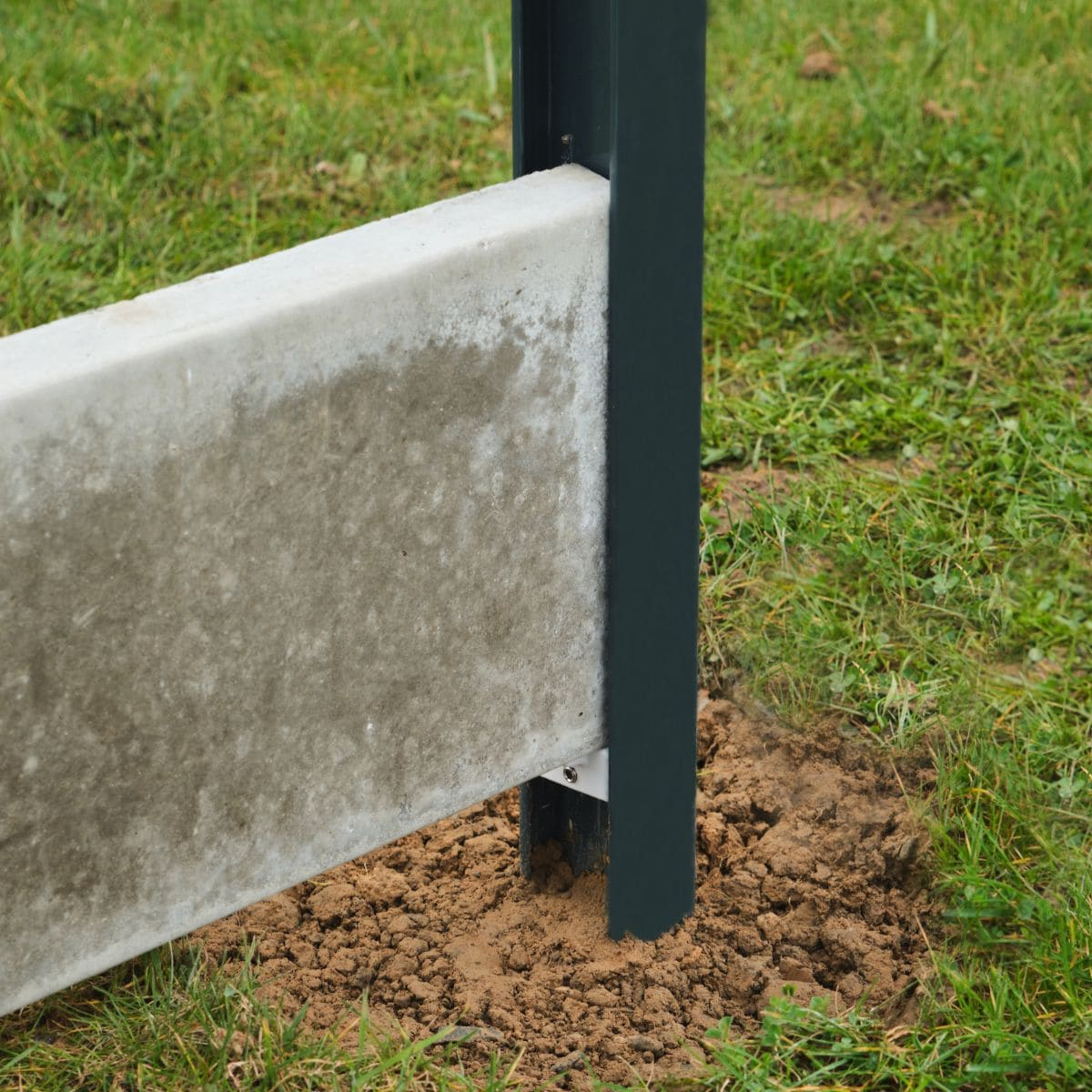 cale-pose-plaque-soubassement-cloture